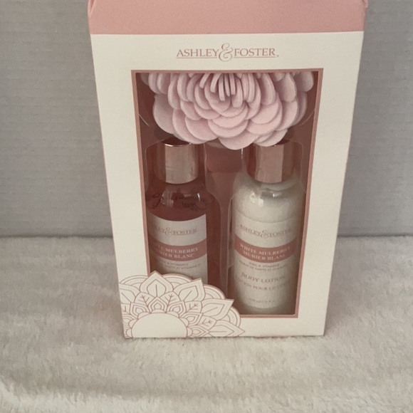 Pink and White Body Lotion Set Ashley and foster - Picture 1 of 5